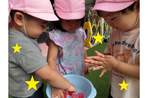 氷に<span style='color:#7f00ff;'>興味津々</span>の子ども達！<br><br><br>恐る恐る触っては<span style='color:#007fff;'>「冷たい！」</span>と<br>言いながらも大喜び<span style='color:#ffff00;'>★</span><br>絵の具で色をつけていたので<br>カラフルな氷に<span style='color:#ff007f;'>「お家のと違う！」</span><br>と違いにも気づくことができました<span style='color:#00ff7f;'>(^^♪</span>