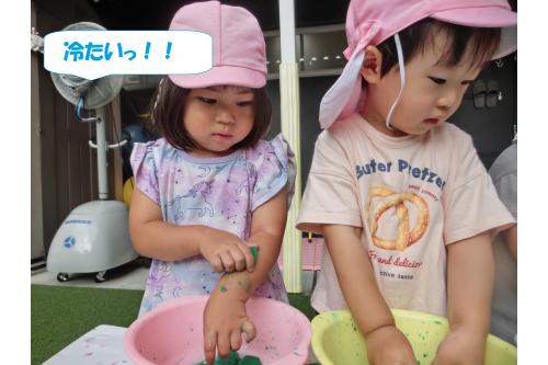 手で触るだけでなく<br><span style='color:#ff007f;'>体に擦り付けて</span>楽しんでいる様子も！<br><br><span style='color:#ff7f00;'>「おてて冷たいけどきもちいいよ」</span><br>と教えてくれました！<br>