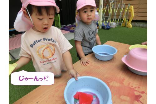 大きな氷はお料理の材料になり<br><span style='color:#7f00ff;'>「氷は冷たいから焼きまーす！」</span><br><span style='color:#ff7f00;'>「温かくなりました～！」</span><br>とごっこ遊びも楽しみました<span style='color:#00ffff;'>♪</span><br><br>暑い夏ならではのあそび。<br><span style='color:#00ff00;'>ダイナミックなあそび</span>も<br><span style='color:#7f00ff;'>繊細なあそびも</span>得意なうさぎチーム<br>なので様々なあそびを<br>楽しんでいきたいと思います<span style='color:#ff00ff;'>(^^♪</span><br>また、次回のブログもお楽しみに<span style='color:#ffff00;'>★</span>