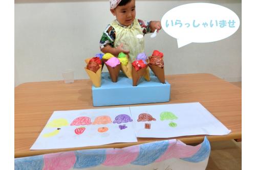 アイスクリームが完成したら<br><span style='color:#75ffff;'>アイスクリーム屋</span>さんの<span style='color:#ff6666;'>開店</span>です<span style='color:#ff0a84;'>♪</span><br><br>「<span style='color:#ba75ff;'>いらっしゃいませ~</span>」と<br><span style='color:#7aff7a;'>店員</span>さんになりきるお友達や<br>