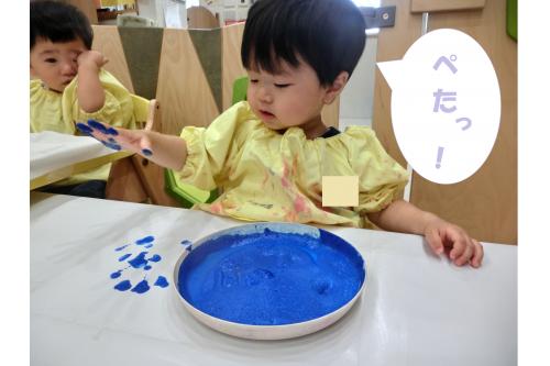 最初は<span style='color:#bc7aff;'>絵の具</span>を触れなかった子も、<br><span style='color:#ffbc7a;'>何回</span>か遊ぶうちに自分から絵の具に<span style='color:#bcff7a;'>ペタ</span><span style='color:#ff0000;'>!</span>