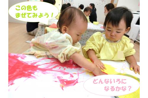 お友達が<span style='color:#7abcff;'>画用紙</span>に伸ばした色に<br>自分の使っていた色を<span style='color:#ff7aff;'>混ぜて</span>、<br>色が変わる様子を楽しんでいました<span style='color:#ffbc7a;'>(^^♪</span>
