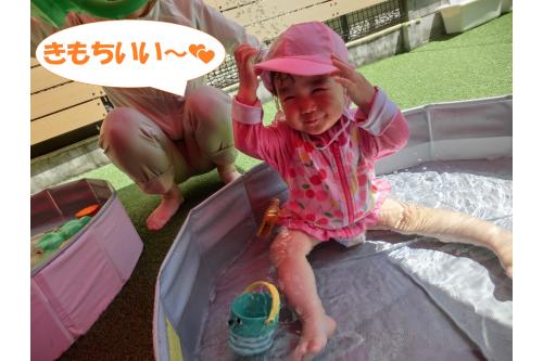 水にもすっかり慣れて<br><span style='color:#ff007f;'>ニコニコ</span>で遊んでいます<span style='color:#00ff7f;'>(^^♪</span><br>肩や体にシャワーの水が当たると<br><span style='color:#ff7f00;'>キャーっ♡</span>と嬉しそうな声が<br>聞こえてきます<span style='color:#ffff00;'>★</span>