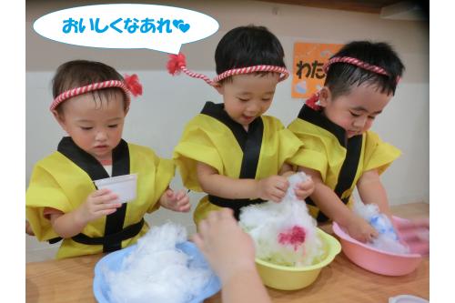 お部屋の中では<br><span style='color:#7f00ff;'>わたあめ作り</span>をしました<span style='color:#ffff00;'>★</span><br>真剣な表情で綿をもみ込み<br><span style='color:#ff7f00;'>味</span>を付けました！<br>