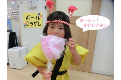 完成したわたあめを<br>早速<span style='color:#00ff00;'>食べる真似！</span><span style='color:#ff007f;'>「甘くておいしい♡」</span>と<br>嬉しそうに教えてくれました<span style='color:#ffff00;'>★</span>