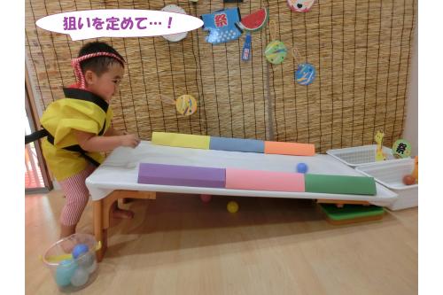 室内には<br><span style='color:#ff007f;'>ボール転がしコーナー</span>も！<br><br>なかなかまっすぐ転がらず<br><span style='color:#00ff00;'>「なんで～？」</span>と言っていたり<br>かごに入ると<br><span style='color:#0000ff;'>「やったー！」</span>と<br>大喜びでした<span style='color:#7fff00;'>♪</span><br>たくさんのあそびを楽しめ<br><span style='color:#ff7f00;'>「夏祭りまたしようね！」</span>と<br>うれしい声もたくさん<span style='color:#007fff;'>♪</span><br><span style='color:#ff007f;'>季節ならではのあそび</span>を<br><span style='color:#7f00ff;'>みんなで楽しみたい</span>と思います！<br><br>また、次回のブログもお楽しみに<span style='color:#ffff00;'>★</span>