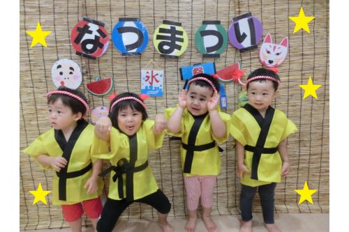 まずは<span style='color:#ff007f;'>半被</span>と<span style='color:#00ff00;'>ねじりハチマキ</span>に<br>着替えました！<br><br>地域のお祭りなどでの<br>様子を思い出して<br><span style='color:#ff7f00;'>「(お祭りの)だんじりと一緒！」</span><br>と喜んでくれましたよ<span style='color:#ffff00;'>★</span><br>フォトコーナーでは<br>ばっちり<span style='color:#7f00ff;'>ポーズをキメて</span>いました！<br>