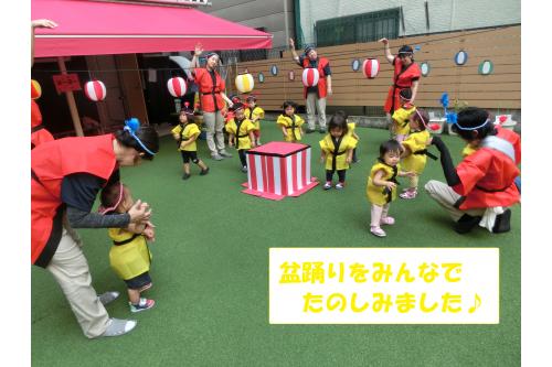 園庭に出ると真ん中に<br><span style='color:#ff007f;'>やぐら</span>が登場！<br><br>みんなで<span style='color:#ff7f00;'>盆踊り</span>を<br>踊りました<span style='color:#00ffff;'>♪</span>