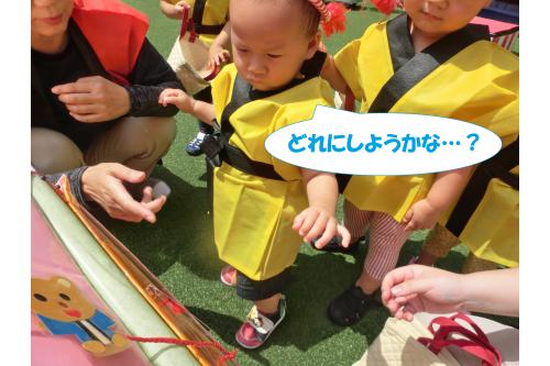 園庭にはほかにも<span style='color:#ff007f;'>あそびのコーナー</span>が<br>たくさん！<br><br>千本引きでは選ぶところがたくさんあり<br><span style='color:#ff7f00;'>「どれがいいかなぁ～」</span>と<br>悩む様子が！<br>