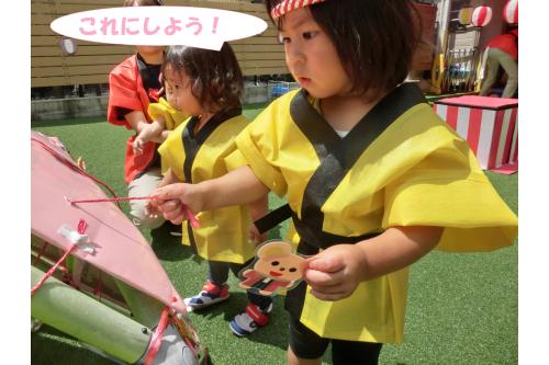 <span style='color:#ff007f;'>「これ！」</span>と選んだものは<br><span style='color:#007fff;'>ラムネ</span>や<span style='color:#7f00ff;'>水鉄砲</span><br><span style='color:#ff7f00;'>何度も使える水風船</span>などが！<br><br><span style='color:#ff00ff;'>「やったー！」</span>と<br>みんなが喜んでいましたよ<span style='color:#ffff00;'>★</span>