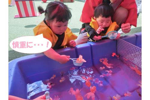 色や形が様々な金魚。<br><br><span style='color:#ff007f;'>好きなものを狙ってすくう子</span>や<br><br><span style='color:#ff7f00;'>豪快にどんどん数をすくう子。</span><br>様々な様子が<br>見られました<span style='color:#00ffff;'>♪</span>