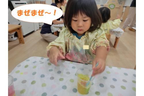 うさぎチームは<br><span style='color:#ff007f;'>寒天あそび</span>からスタート！<br>色によって柔らかさが違うことに気づいて<br><span style='color:#ff7f00;'>「これはプルプル！」</span><br><span style='color:#00ff00;'>「こっちは硬い！」</span><br>など<span style='color:#0000ff;'>スプーンですくったり</span>手で触って<br>楽しんでいましたよ<span style='color:#00ffff;'>(^^♪</span>