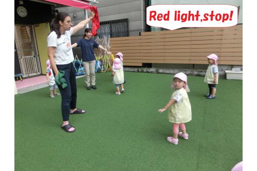 <span style='color:#ff0000;'>「Red light,stop!」</span>では<br>両手を横に広げて<br><span style='color:#ff7f00;'>Stop</span>のポーズ！<br><br>大きくポーズを取って<br>Stopできるようになりました<span style='color:#ffff00;'>★</span>
