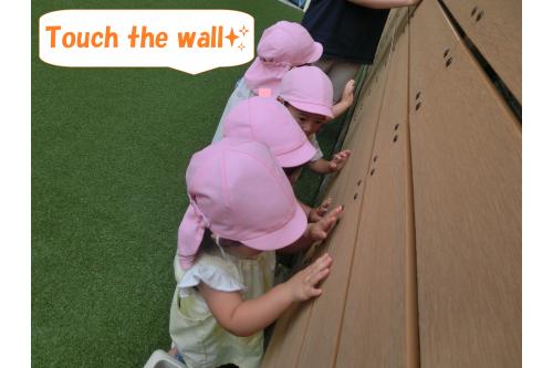 <span style='color:#ff00ff;'>「Touch the wall!」</span><br>という声掛けで壁へ走っていき<br><span style='color:#ff7f00;'>上手にタッチ！</span><br>英語での指示も<br><span style='color:#7f00ff;'>しっかり理解できるように</span>なっています<span style='color:#00ffff;'>(^^♪</span>