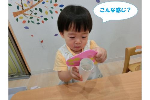傘の部分が完成すると<br><span style='color:#ff7f00;'>「こうするんでしょ?」</span>と<br>いしづきの部分をあててみて<br>完成図をイメージ。<br><br><span style='color:#7f00ff;'>「いい感じ~♪」</span>と<br>満足の様子でした<span style='color:#00ffff;'>(^^♪</span>