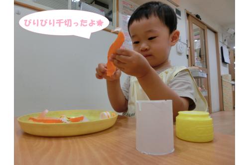そんないしづきの部分は<br><span style='color:#ff7f00;'>折り紙を千切って…</span>