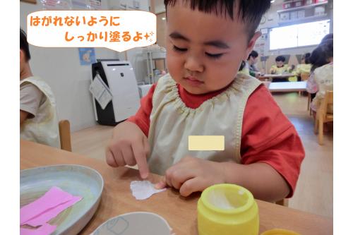糊で上手に貼り付け!<br><br>糊を指に取る量が難しく<br><span style='color:#00ff00;'>「これ多い?」</span><span style='color:#ff007f;'>「あれ?つかない!」</span><br>と苦戦していましたが<br>なんとか全員<span style='color:#7f00ff;'>やり遂げる</span>ことが<br>できました<span style='color:#00ffff;'>♪</span>