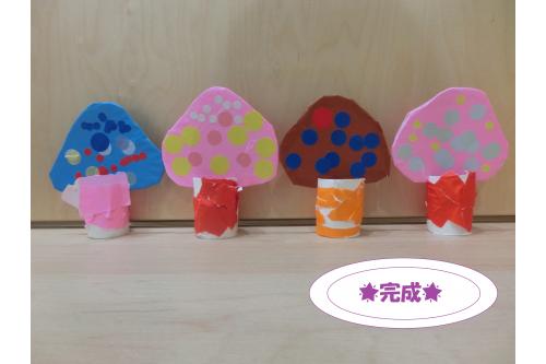そして<span style='color:#ff7f00;'>完成</span>したものが<br>こちら<span style='color:#00ffff;'>♪</span><br>個性豊かなかわいい<br><span style='color:#ff007f;'>きのこ</span>が出来上がりました!<br><br><br>指先も器用になってきている<br>子ども達!<br>次は<span style='color:#0000ff;'>はさみ</span>に挑戦してみたいと<br>思っています<span style='color:#00ff7f;'>(^^♪</span><br>その様子もまた<br>ブログでお届けしますね!<br><br>また、次回のブログもお楽しみに<span style='color:#ffff00;'>★</span>