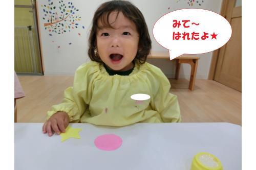 <span style='color:#7abcff;'>のり付け</span>した<span style='color:#ffa54c;'>パーツ</span>が<br>上手に貼れると<br><span style='color:#ff2391;'>満面の笑み</span>で<br>「<span style='color:#28ff93;'>かんせ～い</span><span style='color:#9933ff;'>☆</span>」と<br>見せてくれる<span style='color:#ff5bff;'>可愛い姿</span>も<br>見られましたよ<span style='color:#ff7575;'>(*^^*)</span><br><br>初めて<span style='color:#ff0000;'>挑戦</span>することには<br>いつも<span style='color:#00ff7f;'>ワクワク</span>した様子の<br>子ども達<span style='color:#7affff;'>♪</span><br><br>これからも「<span style='color:#4c4cff;'>やってみたい</span>」気持ちを<br><span style='color:#adff5b;'>大切</span>にしながら色々なことに<br><span style='color:#ff7f00;'>チャレンジ</span>していきたいと思います<span style='color:#ff42ff;'>！！</span><br><br>次回のブログもお楽しみに<span style='color:#ffff00;'>☆</span>
