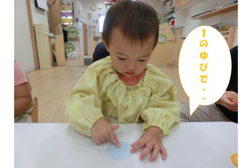 初めての<span style='color:#7abcff;'>のりあそび</span>に<span style='color:#ff8205;'>挑戦</span>しました<span style='color:#ff7070;'>♪</span><br><br>「のりは<span style='color:#75ff75;'>１の指</span>でぬりぬりしてね～」<br>などとお話していると<br>「<span style='color:#60ffff;'>１</span>の指はこう？」<br>「それはな～に<span style='color:#ff4242;'>？</span>」<br>と先生のお話を<span style='color:#ff3d9e;'>ワクワク</span>した様子<br>で聞く<span style='color:#ffb56b;'>りすチーム</span>さん<span style='color:#ffff00;'>♡</span>
