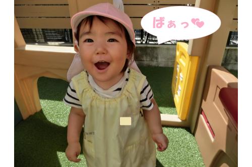園庭にある<span style='color:#ff7f00;'>ままごとハウス</span>は<br>大人気<span style='color:#ffff00;'>★</span><br><span style='color:#7f00ff;'>お店屋さんごっこ</span>をしたり<br><span style='color:#00ff00;'>いないいないばあっ!</span>をしたり<br>様々なあそびを楽しんでいます<span style='color:#00ff7f;'>(^^♪</span>