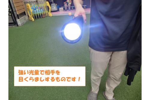 なんと先が<span style='color:#ff7f00;'>光り</span><span style='color:#00ff00;'>攻撃</span>をすることも！<br><br>相手の目に当てて<span style='color:#ff7f00;'>まぶしくて</span><br><span style='color:#7f00ff;'>目がくらんでいる</span>間に<br>さすまたなどを使用する<br>護身用具です<span style='color:#ffff00;'>★</span>