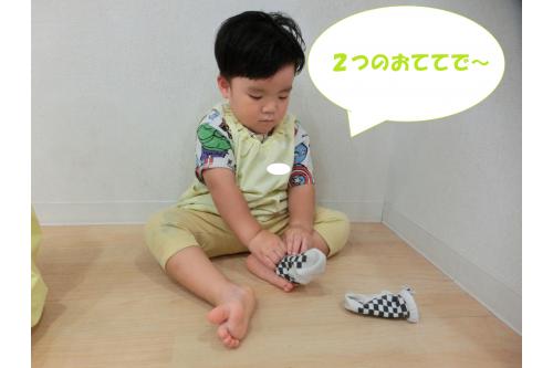 自分で<span style='color:#ff3d3d;'>やりたい</span>という気持ちが<br>芽生えてきている<span style='color:#ff8c19;'>りすチーム</span>さん<span style='color:#bcff7a;'>♪</span><br><br><span style='color:#ba75ff;'>靴下の着脱</span>を<span style='color:#66ff66;'>練習中</span>です<span style='color:#ff6666;'>！</span><br><br><span style='color:#7abcff;'>登園</span>時、<span style='color:#ff7aff;'>降園</span>時に毎日<br>練習をしていることもあり<br>脱ぐのは<span style='color:#3333ff;'>一人</span>で上手に<br>できるようになってきています<span style='color:#ffff00;'>☆</span>