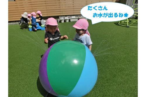 なんと<span style='color:#7f00ff;'>ボールから水</span>が!<br><br>勢いよくでる水に<br>大喜びで触っていましたよ<span style='color:#ff00ff;'>♡</span>