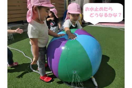 <span style='color:#00ff00;'>お水が出ないように<br>手で抑えてみよう!</span><br>とお友だちと協力して<br>抑えてみたり…<br>