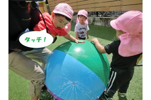 はじめは<span style='color:#ff007f;'>少し怖くて</span>遠くで様子を見ていた子も<br>ほかのお友だちが<br>遊んでいるのをみて<br>手を伸ばしていました<span style='color:#7fff00;'>(^^♪</span><br><span style='color:#ff007f;'>お友だちと一緒ならや</span><br><span style='color:#007fff;'>お友だちがしているなら!</span><br>という刺激をたくさん受けて毎日<br>楽しんでいます<span style='color:#ff00ff;'>♪</span><br>お互いに刺激し合い<br>成長していけたらと思います。<br><br><br>また、次回のブログもお楽しみに<span style='color:#ffff00;'>★</span>