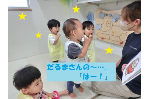 子どもたちの最近のお気に入りは…<br>「<span style='color:#ff0000;'>だるまさんシリーズ</span>」です<span style='color:#ff7f00;'>♬</span><br><br>「だるまさん<span style='color:#ff0000;'>が</span>」から始まり、「だるまさん<span style='color:#0000ff;'>の</span>」「だるまさん<span style='color:#ff7f00;'>と</span>」までを<br>見るのが子どもたちの中で決まっているので、一つ終わると指差しをして<br>「つぎはこれー<span style='color:#0aff84;'>!</span>」と<span style='color:#ff7aff;'>アピール</span>しています(*´ω`*)<br>