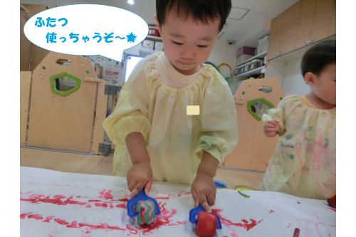 <span style='color:#ff007f;'>「ローラー２つ使うの<br>どうだろう？」</span><br>と自分で考えて実践！<br><br><br><span style='color:#ff7f00;'>「２つの道ができた♪」</span><br>と嬉しそうに何度も<br>ローラーで色をつけていました(^^♪<br>