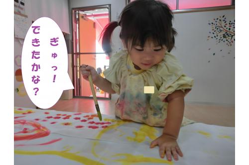 <span style='color:#ff007f;'>手形を取る</span>のもお手の物！<br><br><span style='color:#007fff;'>「ぎゅーっ！」</span>といいながら上手に<br>手形を取ることができました<span style='color:#ffff00;'>★</span>