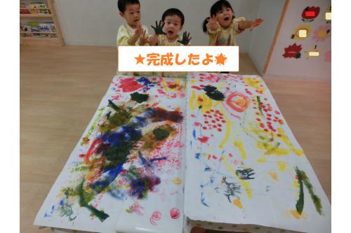 完成した作品が<span style='color:#ff007f;'>こちら</span>！<br><br>みんなで描いた作品を観察すると<br><span style='color:#00ff00;'>「ここは○○くんが描いてたね！」</span><br><span style='color:#ff7f00;'>「ここに救急車があるね」</span>と<br><br>思い出してお話しする姿も<br>みられました<span style='color:#00ffff;'>(^^♪</span><br><br>保育園ならではの<br><span style='color:#7f00ff;'>ダイナミックなあそび</span>を<br>これからも楽しんで<br>行こうと思います！<br><br><br>また、次回のブログもお楽しみに<span style='color:#ffff00;'>★</span>