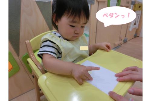 <span style='color:#ff007f;'>ひよこチーム(０歳児)</span>は<br>はがきにシール貼り！<br><br><span style='color:#ff7f00;'>指先</span>を使うのも上手になってきて<br>きれいに貼ることができました<span style='color:#ffff00;'>★</span>