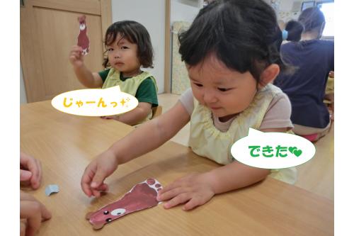<span style='color:#ff7f00;'>りすチーム(1歳児)</span>は<br>足形のクマに<span style='color:#7f00ff;'>目やリボン</span>をつけて<br>かわいく飾り付けをしました<span style='color:#ff007f;'>♡</span>