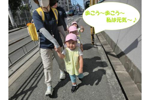 うさぎチームは<br><span style='color:#ff7f00;'>園外</span>へ出て…<br>