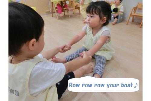 <span style='color:#ff007f;'>「♪Roll roll roll your boat」</span>は<br>二人一組になって遊びます！<br><br>上手に船漕ぎあそびを<br>行っています<span style='color:#ffff00;'>★</span>