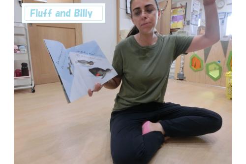最後は<span style='color:#7f00ff;'>Story time！</span><br><span style='color:#007fff;'>「Fluff and Billy」</span>という絵本を見たのですが<br>ペンギンが遊ぶ様子がたのしくて<br>見ているみんなもニコニコです<span style='color:#7f00ff;'>(^^♪</span><br>1時間あっという間の<br><span style='color:#ff007f;'>English Lesson♪</span>日に日に英語の単語も増えています！<br>ご家庭でもぜひ<br>いろんなお話を聞いてみてくださいね<span style='color:#00ffff;'>(^^♪</span><br>また次回のブログもお楽しみに<span style='color:#ffff00;'>★</span>