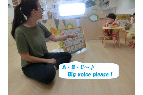 <span style='color:#ff7f00;'>ABCsong</span>もすっかり慣れたもので<br>大きな声で歌っています<span style='color:#00ffff;'>(^^♪</span><br><br><span style='color:#ff7f00;'>English teacher</span>の真似をして<br>ボードを指さしながら歌う姿は<br>とってもかわいいです<span style='color:#ff007f;'>♡</span>