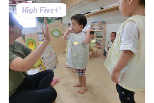 最後はEnglish teacherと<br><span style='color:#0000ff;'>High Five!</span>みんな達成感に<br>あふれた顔です<span style='color:#ffff00;'>★</span>