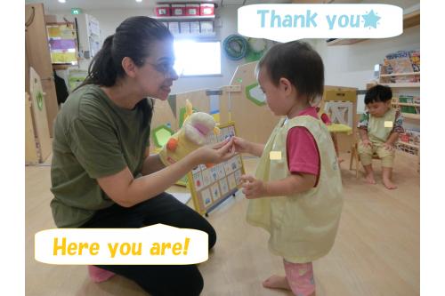 <span style='color:#ff007f;'>ABCgame</span>ではEnglish teacherが<br>指定したAlphabetを見つけて<br><span style='color:#ff7f00;'>Giraffe Doll</span>に食べさせてあげるという<br>ゲームをしました！<br><br>少し迷いながらも<br>しっかりと見つけて<br>嬉しそうに食べさせてくれました<span style='color:#7f00ff;'>(^^♪</span>