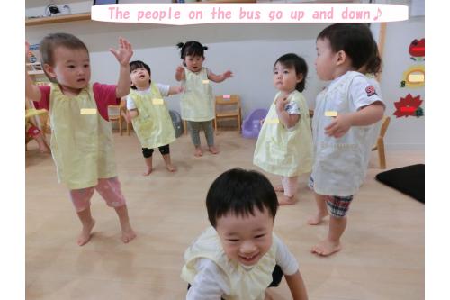 <span style='color:#7f00ff;'>Dance time</span>はみんなが大好きな<br><span style='color:#00ff00;'>「♪Wheels on the Bus」</span>という曲を<br>楽しみます！<br><br>車を運転している気分で<br><span style='color:#ff7f00;'>ノリノリのDance</span>を見せてくれます<span style='color:#ffff00;'>★</span><br><br>Freeplayの時間にも口ずさむほどの<br>お気に入りです♡<br>