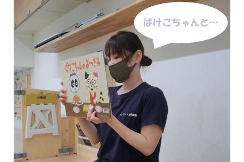 まずは「<span style='color:#ff7f00;'>お月見</span>とは…」と<br>みんなにお話しながら<br>「これはなんでしょう?」と<span style='color:#ff7a7a;'>クイズ</span><span style='color:#ffff00;'>!!</span><br><br>「<span style='color:#bcff7a;'>ススキ</span>」が難しいようで「<span style='color:#70ff70;'>はっぱ</span>」と何度も答えていた<br>子どもたちです<span style='color:#ff7abc;'>(笑)</span>