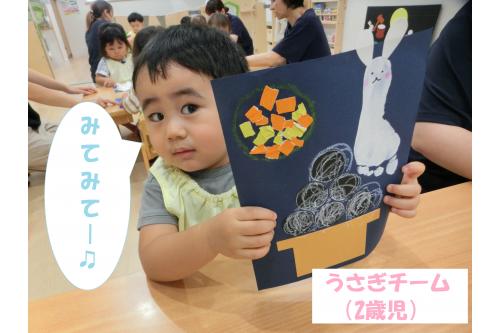 お話を聞いた後は、<span style='color:#ff007f;'>各クラス</span>で<span style='color:#7abcff;'>製作</span>!!<br><span style='color:#ffbc7a;'>折り紙</span>をのりで貼ったり、<span style='color:#7affff;'>シール</span>を貼ったり…。<br><br><br><span style='color:#ff7f00;'>発達</span>に合った活動を楽しみ、<br>素敵な<span style='color:#ff7aff;'>お月見の製作</span>が完成しました(^^<span style='color:#ffff7a;'>♪</span><br><br>その日の<span style='color:#0000ff;'>夜</span>はお空を見上げて<br><span style='color:#ff9e3d;'>お月見</span>を楽しんだようで<br>「きのうおつきさまみたよ~!」と<br><span style='color:#ff7a7a;'>ニコニコ</span>で教えてくれました<span style='color:#ffff00;'>★</span><br><br>次回の<span style='color:#bc7aff;'>ブログ</span>もお楽しみに<span style='color:#28ff28;'>!</span>