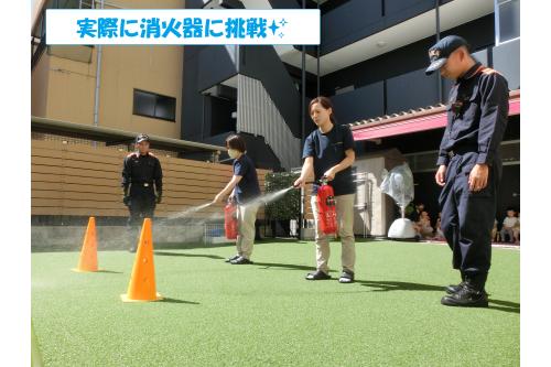 まずは消防士の方と一緒に<br><span style='color:#00ff00;'>消火器訓練</span>を保育士が行います!<br><br>的をめがけて水を<br>放水すると<span style='color:#7f00ff;'>「がんばれー!」</span>と<br>声が聞こえてきました<span style='color:#ffff00;'>★</span>