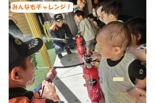 <span style='color:#7f00ff;'>レバーを握って放水</span>にも<br>挑戦しました<span style='color:#007fff;'>(^^♪</span><br>勢いよく出る水に<br><span style='color:#ff007f;'>「これで火を消すね!」</span>と<br>真剣な表情で話をしていたのが<br>とても印象的でした!<br>