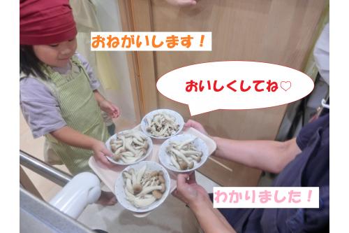「どんな<span style='color:#007fff;'>におい</span>がするかな?」<br>「<span style='color:#ff3d9e;'>やわらかい</span>のかな?」と<span style='color:#bc7aff;'>興味津々</span>で触りました!<br><br><span style='color:#7affbc;'>ひよこチーム(0歳児)</span>も触りましたが<br>「<span style='color:#ff7a7a;'>食べるきのこ</span>」と「<span style='color:#7abcff;'>触るきのこ</span>」は違うようで<br>戸惑う姿が見られました(笑)<br><br>みんなが上手に割いてくれたきのこは<br><span style='color:#ff7a7a;'>調理員さん</span>にお願いして<span style='color:#ff7aff;'>給食</span>で食べることに<span style='color:#ffff7a;'>!!</span>