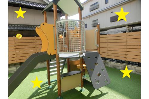 2日間の工事を経て<br>こんなに立派な<span style='color:#ff7f00;'>滑り台</span>が<br>完成しました！<br><br>今回は<span style='color:#7f00ff;'>スウェーデン</span>で<br>約70年の歴史をもつ<br>ヨーロッパ最大の公園施設メーカー<br><span style='color:#007fff;'>HAGS社</span>の滑り台です。<br><br>HAGS社では<br><span style='color:#ff007f;'>よじ登る</span>・<span style='color:#00ff00;'>飛び降りる</span><br><span style='color:#7f00ff;'>ぶら下がる</span>・<span style='color:#0000ff;'>滑るなどの</span>遊び要素をもち<br>自然の中で遊んでいるときの<br>子ども達のあらゆる<span style='color:#ff0000;'>「動き」</span>を再現します。<br>限られたスペースに<br><span style='color:#0000ff;'>本物のチャレンジ(挑戦の要素)</span>が<br>叶う遊具になっています<span style='color:#ffff00;'>★</span>