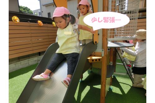 滑り台は<span style='color:#7f00ff;'>少し高さ</span>があり<br>初めは緊張した面持ちでしたが<br>実際に滑ってみると<br><span style='color:#ff007f;'>「たのしい～！」</span>と大興奮！<br>